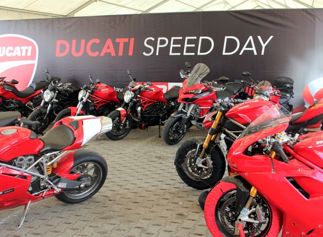 Gorący Ducati Speed Day
Już chwilę po ósmej rano w boksie Ducati zaczęło być gwarno. Słoneczna pogoda i wysoka frekwencja zapowiadały naprawdę ciekawy dzień na Torze Poznań.
Fot. Ducati Gorący Ducati Speed Day
Już chwilę po ósmej rano w boksie Ducati zaczęło być gwarno. Słoneczna pogoda i wysoka frekwencja zapowiadały naprawdę ciekawy dzień na Torze Poznań.
Fot. Ducati