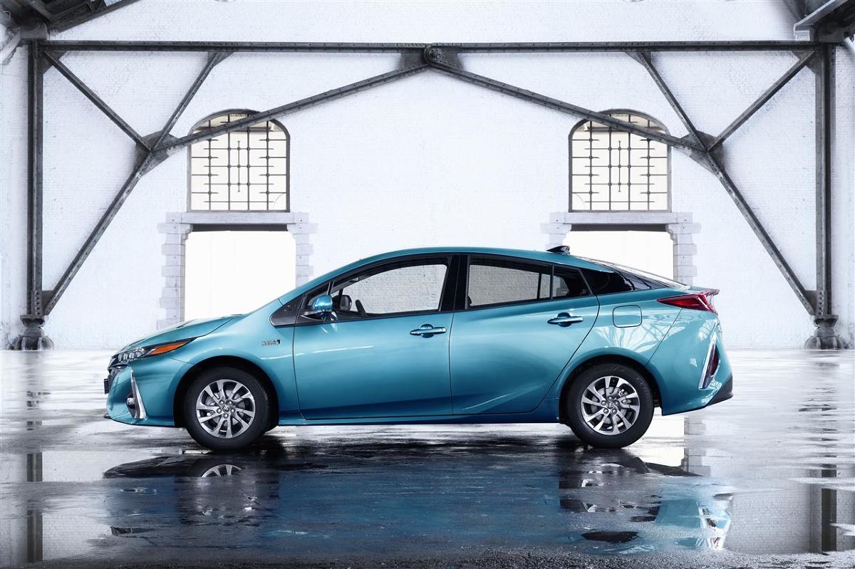 Toyota Prius Plug-in Hybrid
Prius Plug-in Hybrid drugiej generacji zadebiutuje w 2017 roku. Nowy model korzysta z tego samego napędu hybrydowego co standardowy Prius 4. generacji. Czas ładowania Priusa Plug-in Hybrid trwa do 2 godzin 20 minut.
Fot. Toyota Toyota Prius Plug-in Hybrid
Prius Plug-in Hybrid drugiej generacji zadebiutuje w 2017 roku. Nowy model korzysta z tego samego napędu hybrydowego co standardowy Prius 4. generacji. Czas ładowania Priusa Plug-in Hybrid trwa do 2 godzin 20 minut.
Fot. Toyota
