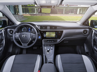 Jednostka napędowa kompaktowej Toyoty składa się ze sprawdzonego, wolnossącego silnika o pojemności 1.8 l i mocy 99 KM oraz silnika elektrycznego. Łączna moc układu to 136 KM / Fot. Toyota 