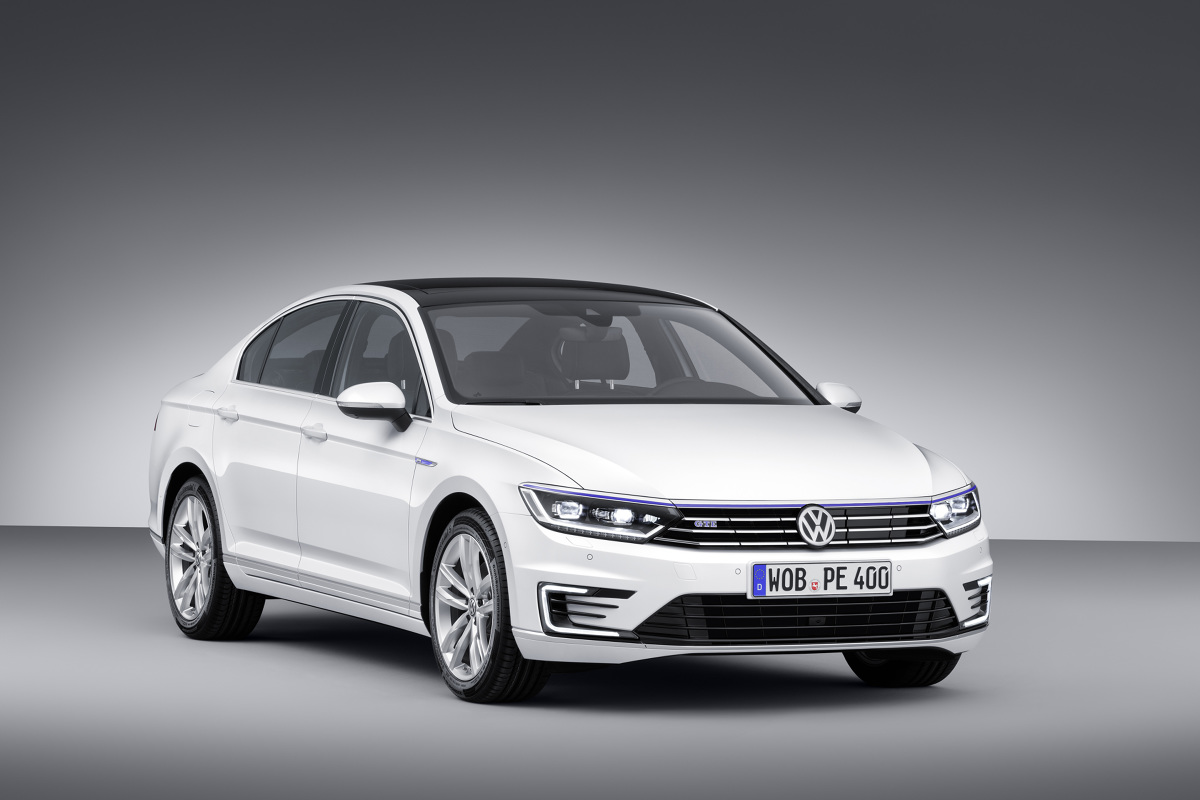 Volkswagen Passat GTE
Passat GTE wyposażany jest w 1,4-litrowy silnik TSI o mocy 115 kW/156 KM oraz w silnik elektryczny osiągający moc 85 kW/115 KM. Obydwie jednostki zapewniają łączną moc 160 kW/218 KM.
Fot. Volkswagen Volkswagen Passat GTE
Passat GTE wyposażany jest w 1,4-litrowy silnik TSI o mocy 115 kW/156 KM oraz w silnik elektryczny osiągający moc 85 kW/115 KM. Obydwie jednostki zapewniają łączną moc 160 kW/218 KM.
Fot. Volkswagen
