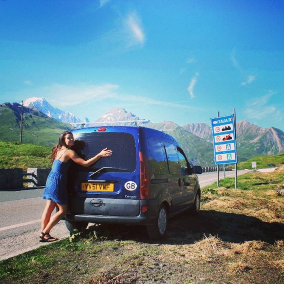 Marina Piro, choć nie miała nigdy zbyt wiele do czynienia z naprawianiem samochodów, w dwa miesiące przerobiła starego Renault Kangoo w funkcjonalny dom na kółkach.
Fot. Instagram pamthevan91 Marina Piro, choć nie miała nigdy zbyt wiele do czynienia z naprawianiem samochodów, w dwa miesiące przerobiła starego Renault Kangoo w funkcjonalny dom na kółkach.
Fot. Instagram pamthevan91