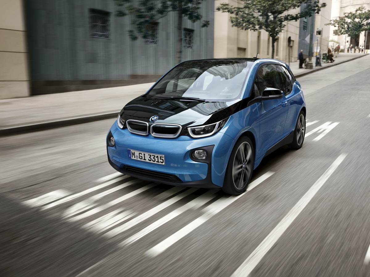 BMW i3
Baterie w odmienionym modelu mają pojemność 33 kWh. To o 11 kWh więcej jak w standardowej odmianie. Dzięki temu BMW i3 94 Ah może pokonać nie 190 km, ale 300 km.
Fot. BMW BMW i3
Baterie w odmienionym modelu mają pojemność 33 kWh. To o 11 kWh więcej jak w standardowej odmianie. Dzięki temu BMW i3 94 Ah może pokonać nie 190 km, ale 300 km.
Fot. BMW