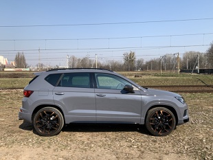 41 tysięcy złotych. Za taką kwotę można kupić np. Dacię Logan i to niekoniecznie w najtańszej wersji. Tyle kosztuje też pakiet Cupra Limited Edition, w który wyposażono Cuprę Atecę widoczną na poniższych zdjęciach. Na ile taka inwestycja zmienia charakter tego Hot SUV-a, sprawdziliśmy to w naszym teście.
Fot. Jakub Mielniczak