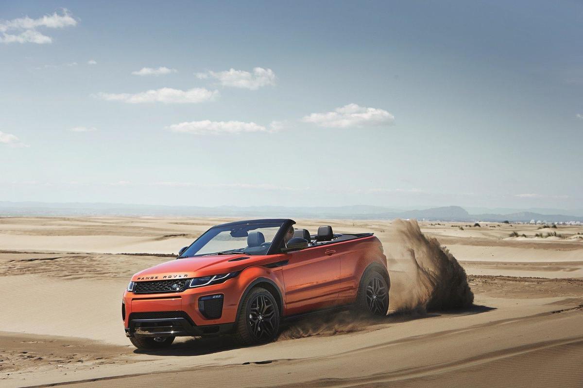 Bazą do stworzenia auta był 3-drzwiowy model Evoque. Pojazd waży 1936 kg, a dach będzie można złożyć podczas jazdy do prędkości 48 km/h. Cała operacja zajmie 18 sekund, a jego rozkładanie potrwa 21 sekund. Wiadomo, że bagażnik pomieści 251 litrów / Jaguar Land Rover Bazą do stworzenia auta był 3-drzwiowy model Evoque. Pojazd waży 1936 kg, a dach będzie można złożyć podczas jazdy do prędkości 48 km/h. Cała operacja zajmie 18 sekund, a jego rozkładanie potrwa 21 sekund. Wiadomo, że bagażnik pomieści 251 litrów / Jaguar Land Rover