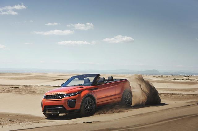 Bazą do stworzenia auta był 3-drzwiowy model Evoque. Pojazd waży 1936 kg, a dach będzie można złożyć podczas jazdy do prędkości 48 km/h. Cała operacja zajmie 18 sekund, a jego rozkładanie potrwa 21 sekund. Wiadomo, że bagażnik pomieści 251 litrów / Jaguar Land Rover Bazą do stworzenia auta był 3-drzwiowy model Evoque. Pojazd waży 1936 kg, a dach będzie można złożyć podczas jazdy do prędkości 48 km/h. Cała operacja zajmie 18 sekund, a jego rozkładanie potrwa 21 sekund. Wiadomo, że bagażnik pomieści 251 litrów / Jaguar Land Rover