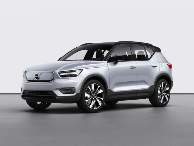 Volvo XC40 Recharge
Nowy elektryczny SUV XC40 otwiera całą gamę zelektryfikowanych modeli występujących pod nazwą Recharge. Teraz klienci Volvo mogą wybrać auto o tradycyjnym napędzie albo takie, które odzyskuję energię podczas hamowania i wspomaga konwencjonalny silnik (Mild-hybrid) lub doładowywane z gniazdka (Plug-in-hybrid).
Fot. Volvo Volvo XC40 Recharge
Nowy elektryczny SUV XC40 otwiera całą gamę zelektryfikowanych modeli występujących pod nazwą Recharge. Teraz klienci Volvo mogą wybrać auto o tradycyjnym napędzie albo takie, które odzyskuję energię podczas hamowania i wspomaga konwencjonalny silnik (Mild-hybrid) lub doładowywane z gniazdka (Plug-in-hybrid).
Fot. Volvo