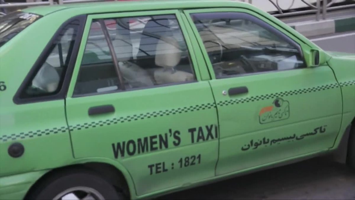 Kobieta za kierownicą taksówki. W tym kraju to rzadkość