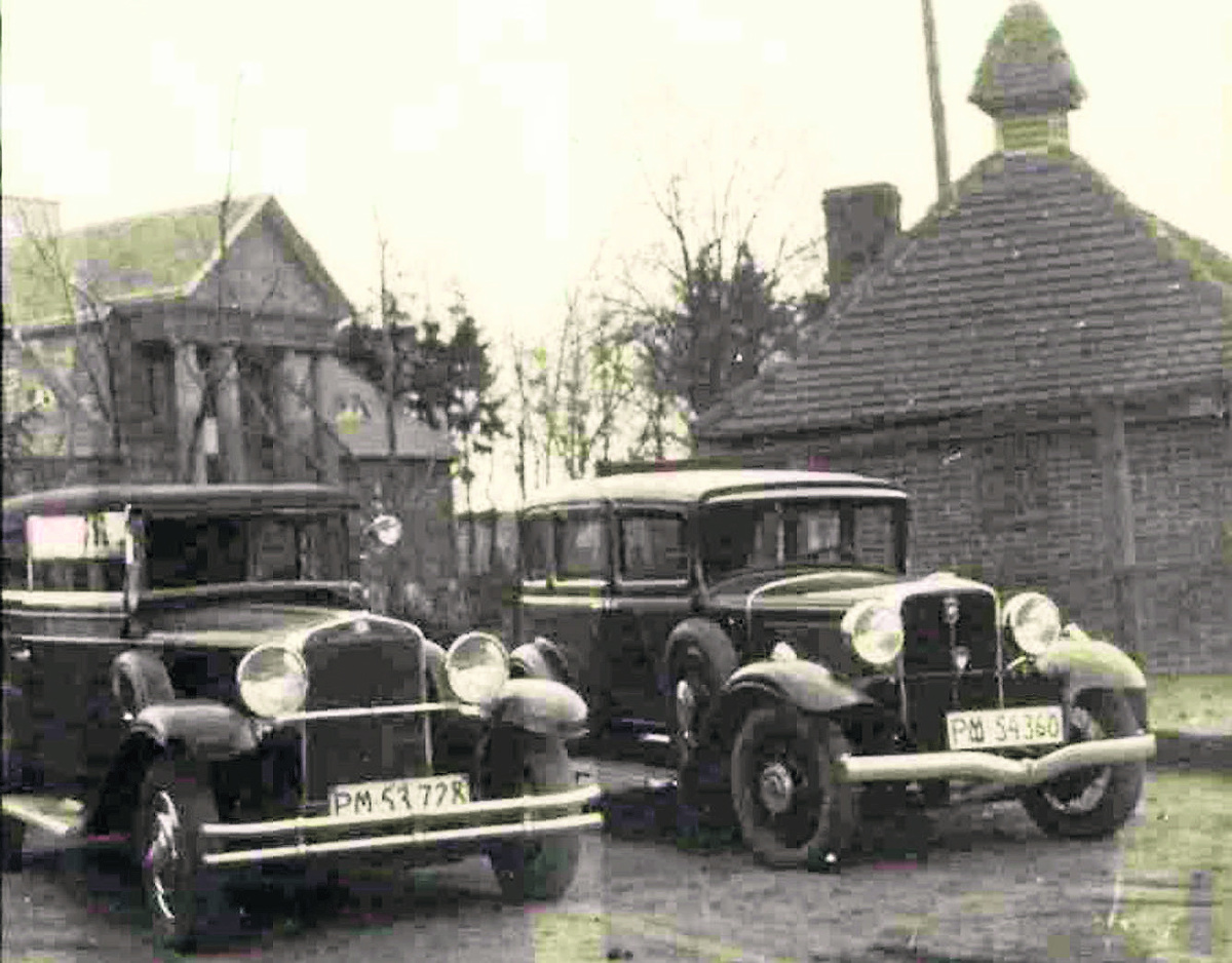 Studebaker President rocznik 1931 (z prawej) i Cadillac na terenie gazowni. W głębi po lewej niewykończona
jeszcze willa dyrektora Ignacego Wieleżyńskiego Fot: Ze zbiorów Jerzego Kabacińskiego Studebaker President rocznik 1931 (z prawej) i Cadillac na terenie gazowni. W głębi po lewej niewykończona
jeszcze willa dyrektora Ignacego Wieleżyńskiego Fot: Ze zbiorów Jerzego Kabacińskiego