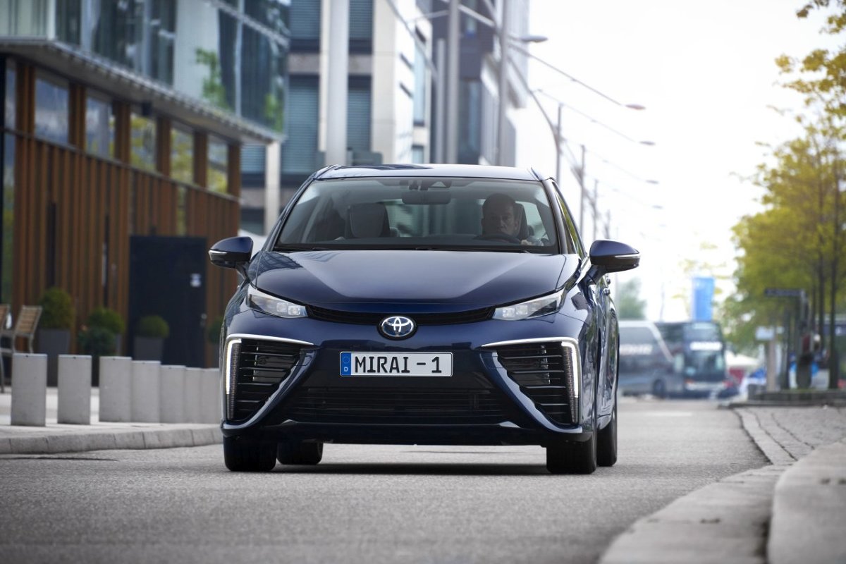 Toyota Mirai
Test rozpoczął się 21 września ubiegłego roku i zakończył 10 lutego. Codziennie przez 107 dni Mirai był w ruchu przez 16 godzin. Na dystansie 100 tysięcy kilometrów samochód zużył nieco ponad 1000 kg wodoru. Dwukrotnie zmieniono opony i raz przednie klocki hamulcowe.
Fot. Toyota Toyota Mirai
Test rozpoczął się 21 września ubiegłego roku i zakończył 10 lutego. Codziennie przez 107 dni Mirai był w ruchu przez 16 godzin. Na dystansie 100 tysięcy kilometrów samochód zużył nieco ponad 1000 kg wodoru. Dwukrotnie zmieniono opony i raz przednie klocki hamulcowe.
Fot. Toyota