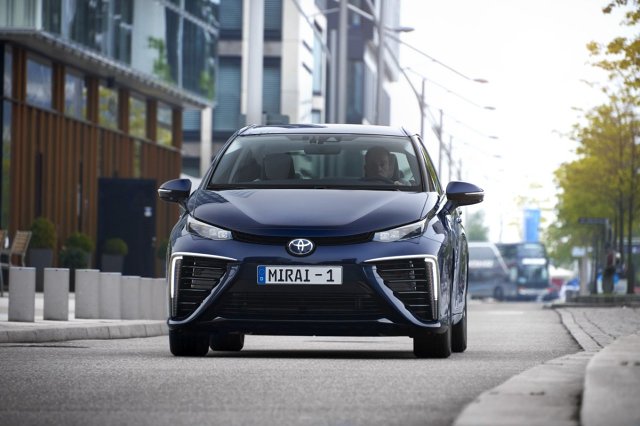 Toyota Mirai
Test rozpoczął się 21 września ubiegłego roku i zakończył 10 lutego. Codziennie przez 107 dni Mirai był w ruchu przez 16 godzin. Na dystansie 100 tysięcy kilometrów samochód zużył nieco ponad 1000 kg wodoru. Dwukrotnie zmieniono opony i raz przednie klocki hamulcowe.
Fot. Toyota Toyota Mirai
Test rozpoczął się 21 września ubiegłego roku i zakończył 10 lutego. Codziennie przez 107 dni Mirai był w ruchu przez 16 godzin. Na dystansie 100 tysięcy kilometrów samochód zużył nieco ponad 1000 kg wodoru. Dwukrotnie zmieniono opony i raz przednie klocki hamulcowe.
Fot. Toyota