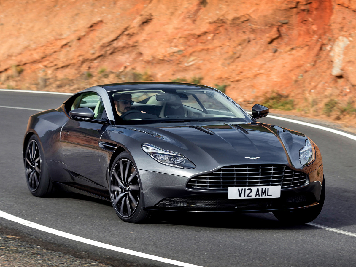 Aston Martin DB11
Pierwszą nowością ma być Aston Martin DB11 - egzemplarze modelu trafią na rynek dopiero latem. Nie przeszkadza to jednak w tym, aby już zamówić samochód, a jak ostatnio informowano chętnych nie brakuje. Brytyjska marka zebrała ponad 1 400 zamówień na auto. Dla porównania roczna sprzedaż marki wynosi około 4 000 aut.
Fot. Aston Martin Aston Martin DB11
Pierwszą nowością ma być Aston Martin DB11 - egzemplarze modelu trafią na rynek dopiero latem. Nie przeszkadza to jednak w tym, aby już zamówić samochód, a jak ostatnio informowano chętnych nie brakuje. Brytyjska marka zebrała ponad 1 400 zamówień na auto. Dla porównania roczna sprzedaż marki wynosi około 4 000 aut.
Fot. Aston Martin