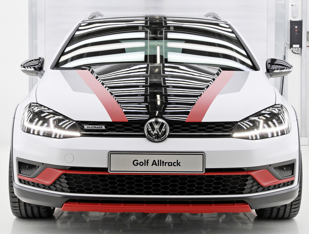 Początkujący specjaliści Volkswagena prezentują swoje modele koncepcyjne szerokiej publiczności – Golfa GTI Next Level (zespół z Wolfsburga) i Golfa Varianta TGI GMOTION (praktykanci z Zwickau).
Fot. Volkswagen Początkujący specjaliści Volkswagena prezentują swoje modele koncepcyjne szerokiej publiczności – Golfa GTI Next Level (zespół z Wolfsburga) i Golfa Varianta TGI GMOTION (praktykanci z Zwickau).
Fot. Volkswagen