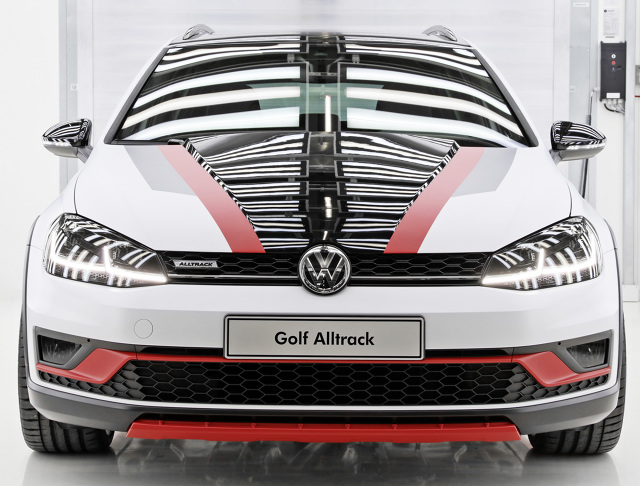 Początkujący specjaliści Volkswagena prezentują swoje modele koncepcyjne szerokiej publiczności – Golfa GTI Next Level (zespół z Wolfsburga) i Golfa Varianta TGI GMOTION (praktykanci z Zwickau).
Fot. Volkswagen Początkujący specjaliści Volkswagena prezentują swoje modele koncepcyjne szerokiej publiczności – Golfa GTI Next Level (zespół z Wolfsburga) i Golfa Varianta TGI GMOTION (praktykanci z Zwickau).
Fot. Volkswagen