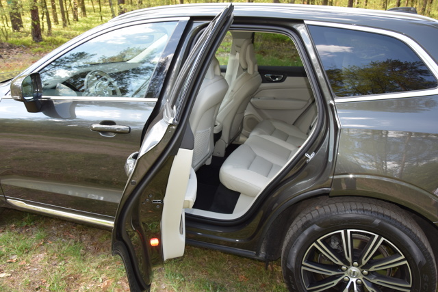 Volvo XC60
W naszym teście Volvo XC60 II generacji w wersji Inscription z silnikiem D4 2.0 o mocy 190 KM z 8-biegową, automatyczną skrzynią biegów Geartronic i napędem 4x4. Mierzy prawie 4,7 m długości, do 100 km/h rozpędza się w 8,4 sekundy i osiąga prędkość maksymalną 205 km/h. W prezentowanej wersji kosztuje 217 400 zł.
Fot. Marcin Rejmer Volvo XC60
W naszym teście Volvo XC60 II generacji w wersji Inscription z silnikiem D4 2.0 o mocy 190 KM z 8-biegową, automatyczną skrzynią biegów Geartronic i napędem 4x4. Mierzy prawie 4,7 m długości, do 100 km/h rozpędza się w 8,4 sekundy i osiąga prędkość maksymalną 205 km/h. W prezentowanej wersji kosztuje 217 400 zł.
Fot. Marcin Rejmer