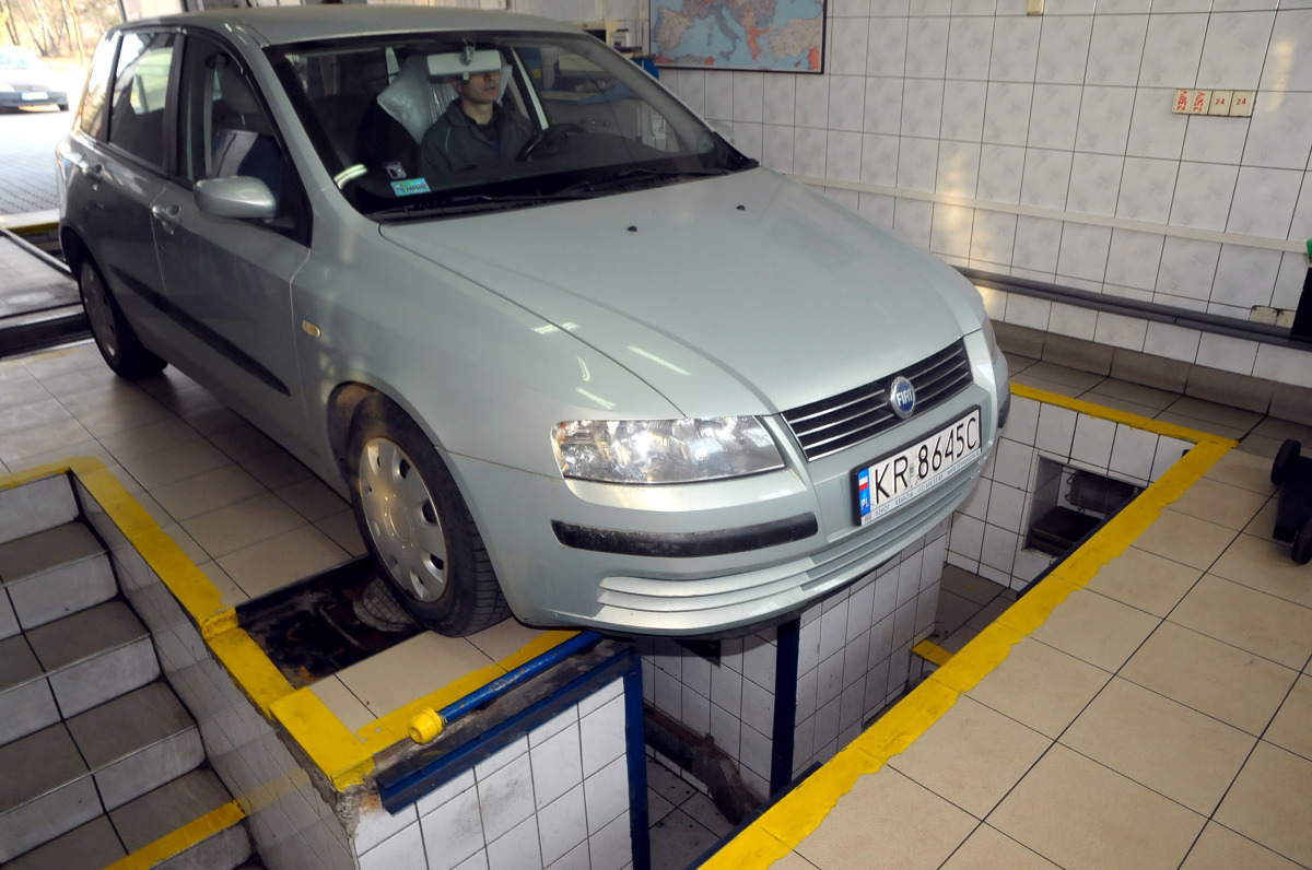 Wyższa opłata za badanie techniczne
Rząd pracuje nad zmianami w przepisach o badaniach technicznych pojazdów. Nowelizacja, która dostosuje polskie prawo do dyrektywy 2014/45/UE, powinna obowiązywać już od maja 2018 r. Przed nami kolejne podejście.
Nowy projekt zakłada, że jeśli właściciel auta spóźni się z przeglądem o 30 dni, będzie musiał zapłacić dwukrotność stawki. Jeśli pojawimy się w stacji kontroli na maksymalnie trzydzieści dni przed terminem, data kolejnego badania wyznaczona zostanie na równy rok od dnia, w którym wygasłaby ważność aktualnych badań.
Nie ma potwierdzenia od kiedy przepis będzie obowiązywał.
Fot. Adam Wojnar Wyższa opłata za badanie techniczne
Rząd pracuje nad zmianami w przepisach o badaniach technicznych pojazdów. Nowelizacja, która dostosuje polskie prawo do dyrektywy 2014/45/UE, powinna obowiązywać już od maja 2018 r. Przed nami kolejne podejście.
Nowy projekt zakłada, że jeśli właściciel auta spóźni się z przeglądem o 30 dni, będzie musiał zapłacić dwukrotność stawki. Jeśli pojawimy się w stacji kontroli na maksymalnie trzydzieści dni przed terminem, data kolejnego badania wyznaczona zostanie na równy rok od dnia, w którym wygasłaby ważność aktualnych badań.
Nie ma potwierdzenia od kiedy przepis będzie obowiązywał.
Fot. Adam Wojnar