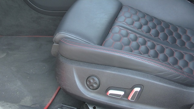 Audi RS6
Standardowe wyposażenie obejmuje m.in. przednie i tylne światła LED-owe, system zmywania reflektorów, czy czujniki deszczu. Za dopłatą 8670 zł auto otrzyma szklany dach panoramiczny. Karoserię w kilku miejscach przyozdobiono emblematami z nazwą modelu.
Fot. Kacper Rogacin Audi RS6
Standardowe wyposażenie obejmuje m.in. przednie i tylne światła LED-owe, system zmywania reflektorów, czy czujniki deszczu. Za dopłatą 8670 zł auto otrzyma szklany dach panoramiczny. Karoserię w kilku miejscach przyozdobiono emblematami z nazwą modelu.
Fot. Kacper Rogacin