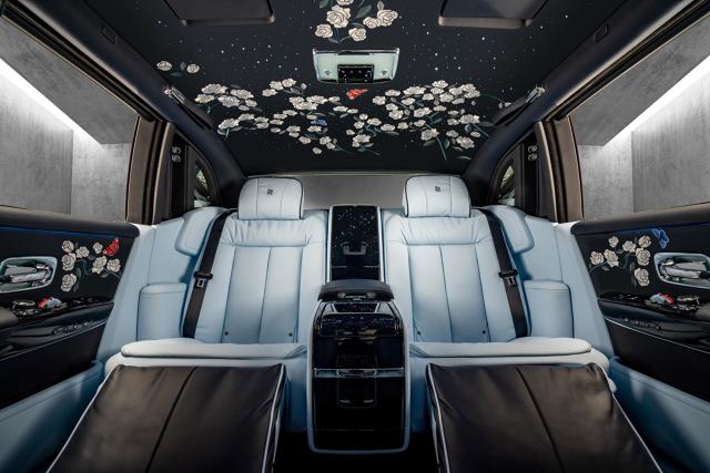 Centralnym elementem wnętrza jest galeria z pędami haftowanych róż, które wspinają się poprzez przeszkloną konsolę. Fot. Rolls-Royce Centralnym elementem wnętrza jest galeria z pędami haftowanych róż, które wspinają się poprzez przeszkloną konsolę. Fot. Rolls-Royce
