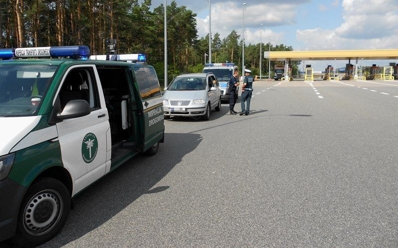 Z ponad 3 promilami alkoholu w organizmie i z sądowym zakazem prowadzenia pojazdów - dalszą jazdę kierowcy samochodu osobowego autostradą A1 uniemożliwił patrol kujawsko-pomorskiej Inspekcji Transportu Drogowego. Mężczyzna był również poszukiwany do odbycia kary.
Fot. GITD Z ponad 3 promilami alkoholu w organizmie i z sądowym zakazem prowadzenia pojazdów - dalszą jazdę kierowcy samochodu osobowego autostradą A1 uniemożliwił patrol kujawsko-pomorskiej Inspekcji Transportu Drogowego. Mężczyzna był również poszukiwany do odbycia kary.
Fot. GITD