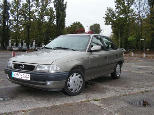 Fot. R. Polit: Wersja sedan cieszyła się większą popularnością niż hatchback. Fot. R. Polit: Wersja sedan cieszyła się większą popularnością niż hatchback.