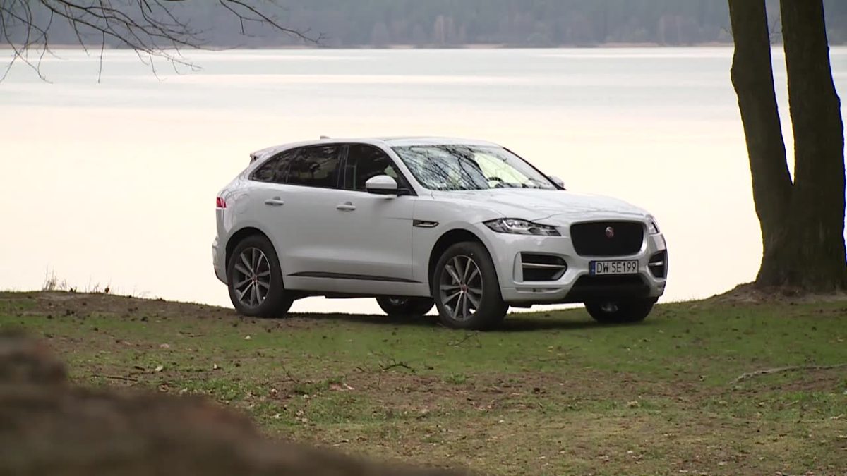 Jaguar F-Pace
Podstawowy silnik 2.0 dostarcza 180 KM i 430 Nm. Większa jednostka wysokoprężna 3.0 V6 oferuje 300 KM i 700 Nm. Podstawowym benzynowym silnikiem jest natomiast 2.0 (240 KM i 340 Nm). Przewidziano także motor 3.0 V6 (340 KM i 380 KM).
Fot. TVN Turbo / x-news Jaguar F-Pace
Podstawowy silnik 2.0 dostarcza 180 KM i 430 Nm. Większa jednostka wysokoprężna 3.0 V6 oferuje 300 KM i 700 Nm. Podstawowym benzynowym silnikiem jest natomiast 2.0 (240 KM i 340 Nm). Przewidziano także motor 3.0 V6 (340 KM i 380 KM).
Fot. TVN Turbo / x-news