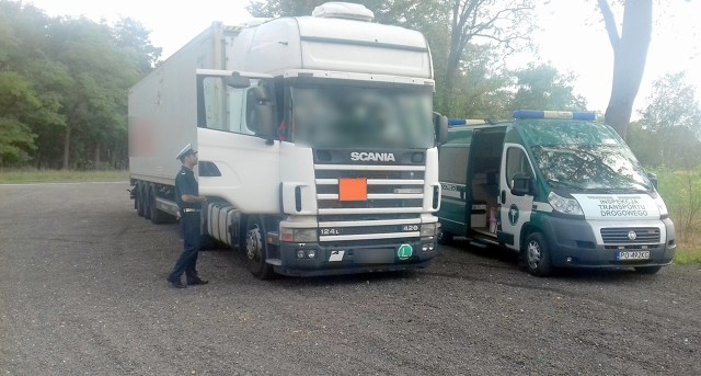 W gminie Kostrzyn inspektorzy Sekcji Wielkopolskiej BKOE zatrzymali do kontroli ciężarówkę, przewożącą materiały niebezpieczne ADR. Kierowca i przewoźnik w jednej osobie wykonywał krajowy przewóz drogowy z Gdyni do Poznania. Kontrola zaczęła się od stwierdzenia braku opłaty za przejazd drogami płatnymi - to był jednak dopiero początek długiej listy naruszeń. Były one na tyle poważne, że pojazd nie mógł wyruszyć w trasę.
Fot. GITD W gminie Kostrzyn inspektorzy Sekcji Wielkopolskiej BKOE zatrzymali do kontroli ciężarówkę, przewożącą materiały niebezpieczne ADR. Kierowca i przewoźnik w jednej osobie wykonywał krajowy przewóz drogowy z Gdyni do Poznania. Kontrola zaczęła się od stwierdzenia braku opłaty za przejazd drogami płatnymi - to był jednak dopiero początek długiej listy naruszeń. Były one na tyle poważne, że pojazd nie mógł wyruszyć w trasę.
Fot. GITD