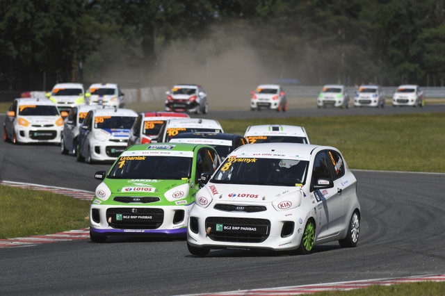 Trzecia runda Kia Lotos Race 2016 odbyła się na Torze Poznań. Mimo ciekawej rywalizacji i wielu emocjonujących pojedynków, liderem pozostaje obrońca mistrzowskiej korony - Karol Urbaniak, który ma na swoim koncie komplet zwycięstw / Fot. Kia Trzecia runda Kia Lotos Race 2016 odbyła się na Torze Poznań. Mimo ciekawej rywalizacji i wielu emocjonujących pojedynków, liderem pozostaje obrońca mistrzowskiej korony - Karol Urbaniak, który ma na swoim koncie komplet zwycięstw / Fot. Kia