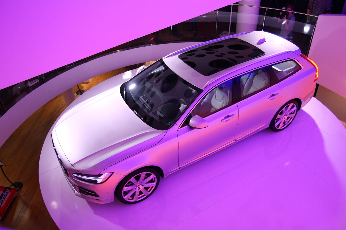 Zupełnie nowa jest też mechanika samochodu. V90 to trzeci, po XC90 oraz sedanie S90, model bazujący na modularnej platformie podłogowej SPA. Volvo V90 jest aż o 15 centymetrów dłuższe od swojego poprzednika. Wydłużenie nadwozia korzystnie wpłynęło na przestronność nadwozia i kubaturę bagażnika / Fot. Łukasz Szewczyk Zupełnie nowa jest też mechanika samochodu. V90 to trzeci, po XC90 oraz sedanie S90, model bazujący na modularnej platformie podłogowej SPA. Volvo V90 jest aż o 15 centymetrów dłuższe od swojego poprzednika. Wydłużenie nadwozia korzystnie wpłynęło na przestronność nadwozia i kubaturę bagażnika / Fot. Łukasz Szewczyk