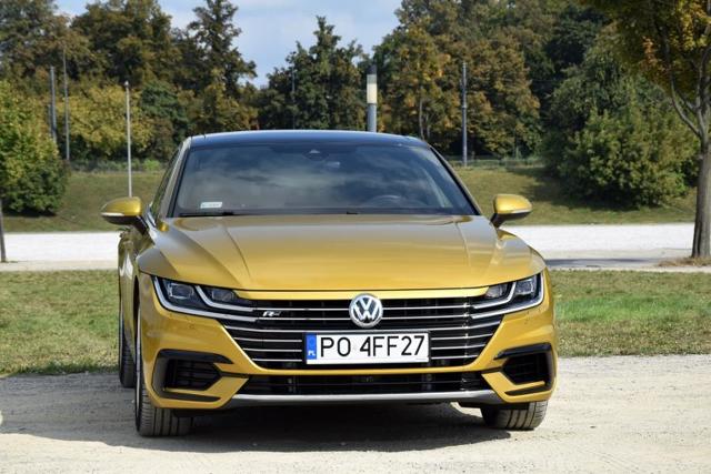 Volkswagen Arteon R-Line 2.0 TSI 4Motion
Cena podstawowej wersji to 127 690 złotych (nie uwzględnia promocji). Kwota ta dotyczy wersji Essence wyposażonej w silnik 1.5 TSI 150 KM, napęd na jedną oś oraz manualną przekładnię biegów. Zakup natomiast prezentowanego pojazdu to już jednak wydatek przekraczający kwotę 225 tysięcy złotych. Arteon posiada wszystkie niezbędne cechy, które mogą pozwolić autu w dość krótkim czasie osiągnąć sukces rynkowy.
Fot. Robert Kulczyk – Info-Ekspert Volkswagen Arteon R-Line 2.0 TSI 4Motion
Cena podstawowej wersji to 127 690 złotych (nie uwzględnia promocji). Kwota ta dotyczy wersji Essence wyposażonej w silnik 1.5 TSI 150 KM, napęd na jedną oś oraz manualną przekładnię biegów. Zakup natomiast prezentowanego pojazdu to już jednak wydatek przekraczający kwotę 225 tysięcy złotych. Arteon posiada wszystkie niezbędne cechy, które mogą pozwolić autu w dość krótkim czasie osiągnąć sukces rynkowy.
Fot. Robert Kulczyk – Info-Ekspert