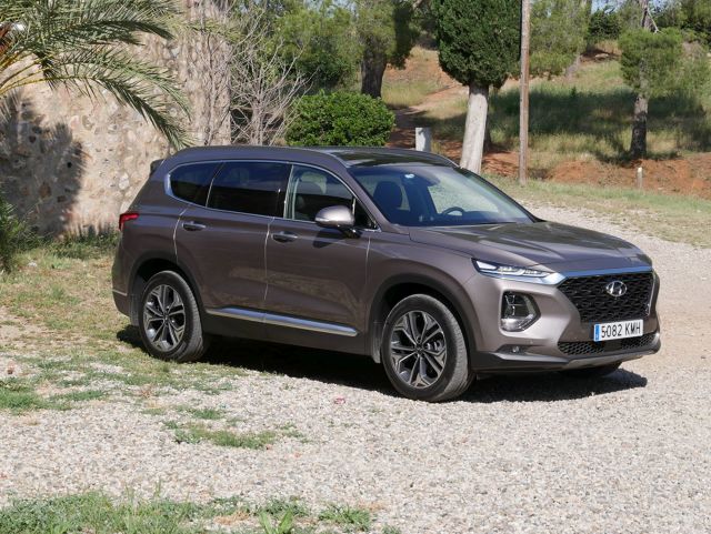 Hyundai chce wykorzystać popularność SUV-ów i wprowadza na rynek nowego Santa Fe, który nie przypomina poprzednich trzech generacji. To nowoczesny, komfortowy i zaawansowany technologicznie samochód, który ma szansę przyciągnąć uwagę.
Fot. Bartłomiej Pobocha Hyundai chce wykorzystać popularność SUV-ów i wprowadza na rynek nowego Santa Fe, który nie przypomina poprzednich trzech generacji. To nowoczesny, komfortowy i zaawansowany technologicznie samochód, który ma szansę przyciągnąć uwagę.
Fot. Bartłomiej Pobocha