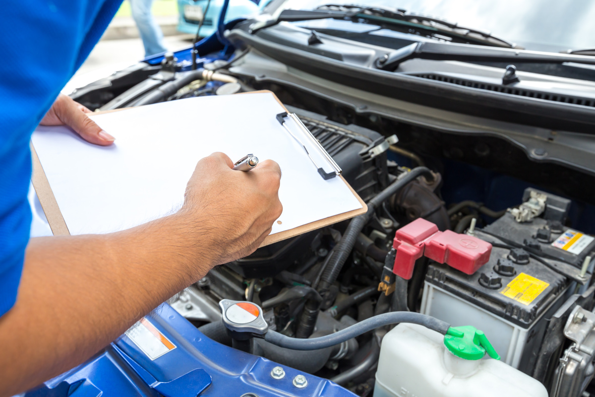 Dbanie o środowisko w znacznym stopniu dotyka motoryzację. Zmniejszanie emisji CO2 i dostosowywanie silników do coraz to surowszych norm europejskich niejednego producenta samochodów doprowadzało do rwania włosów z głowy. Jeden z producentów silników posunął się nawet do oszustwa wgrywając oprogramowanie do silnika, które inaczej działało podczas testów i kontroli na stacjach diagnostycznych a inaczej podczas normalnej jazdy, przez co naraził firmę na olbrzymie straty. Dbanie o środowisko w znacznym stopniu dotyka motoryzację. Zmniejszanie emisji CO2 i dostosowywanie silników do coraz to surowszych norm europejskich niejednego producenta samochodów doprowadzało do rwania włosów z głowy. Jeden z producentów silników posunął się nawet do oszustwa wgrywając oprogramowanie do silnika, które inaczej działało podczas testów i kontroli na stacjach diagnostycznych a inaczej podczas normalnej jazdy, przez co naraził firmę na olbrzymie straty.
