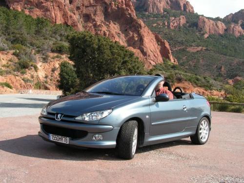 Fot. R. Polit: Peugeot 206 CC to dwa samochody w jednym – coupe lub kabriolet. Fot. R. Polit: Peugeot 206 CC to dwa samochody w jednym – coupe lub kabriolet.