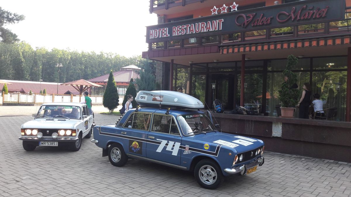 3 tysiące kilometrów, piękne widoki i wspomnień czar… Tak w skrócie prezentuje się Caravana Go Romania, w ramach której Dacie, Fiaty 126p, Polonezy i Fiaty 125p ruszą w historyczną trasę, którą w czasach PRL-u przemierzali Polacy odwiedzający Rumunię.
Fot. materiały prasowe 3 tysiące kilometrów, piękne widoki i wspomnień czar… Tak w skrócie prezentuje się Caravana Go Romania, w ramach której Dacie, Fiaty 126p, Polonezy i Fiaty 125p ruszą w historyczną trasę, którą w czasach PRL-u przemierzali Polacy odwiedzający Rumunię.
Fot. materiały prasowe