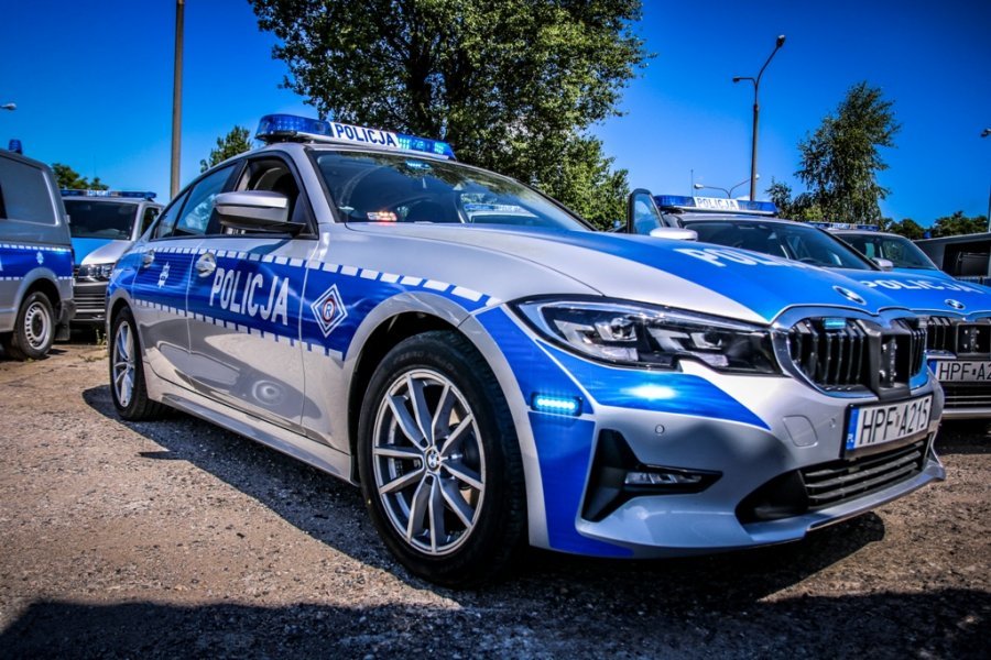 BMW 320i
Koszt jednego pojazdu to około 135 tys. zł. Pieniądze na zakup pojazdów pochodzą ze środków unijnych. Oznakowane BMW można już spotkać m.in. na autostradach A2 i A1 w okolicach Strykowa.
Fot. Policja.pl BMW 320i
Koszt jednego pojazdu to około 135 tys. zł. Pieniądze na zakup pojazdów pochodzą ze środków unijnych. Oznakowane BMW można już spotkać m.in. na autostradach A2 i A1 w okolicach Strykowa.
Fot. Policja.pl