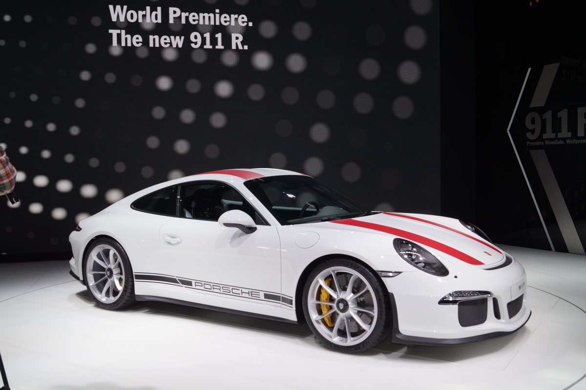 Porsche 911 R
Specjalna edycja auta limitowana jest do 991 egzemplarzy. Pojazd waży 1370 kg, co oznacza, że jest to obecnie najlżejsza wersja tego modelu
Fot. Tomasz Szmandra Porsche 911 R
Specjalna edycja auta limitowana jest do 991 egzemplarzy. Pojazd waży 1370 kg, co oznacza, że jest to obecnie najlżejsza wersja tego modelu
Fot. Tomasz Szmandra