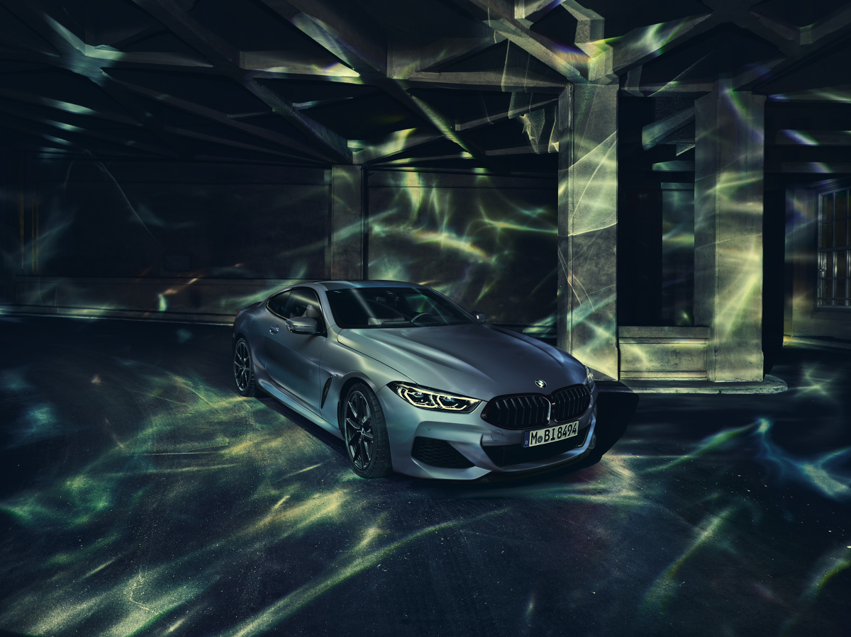 BMW M850i xDrive Coupé First Edition
Model z edycji specjalnej jest napędzany 8-cylindrowym silnikiem benzynowym o mocy 530 KM wyposażonym w technologię BMW TwinPower Turbo. Wysokoobrotowy silnik V8 w połączeniu z 8-stopniową sportową skrzynią Steptronic przekazuje moc na drogę dzięki technologii inteligentnego napędu na cztery koła BMW xDrive.
Fot. BMW BMW M850i xDrive Coupé First Edition
Model z edycji specjalnej jest napędzany 8-cylindrowym silnikiem benzynowym o mocy 530 KM wyposażonym w technologię BMW TwinPower Turbo. Wysokoobrotowy silnik V8 w połączeniu z 8-stopniową sportową skrzynią Steptronic przekazuje moc na drogę dzięki technologii inteligentnego napędu na cztery koła BMW xDrive.
Fot. BMW