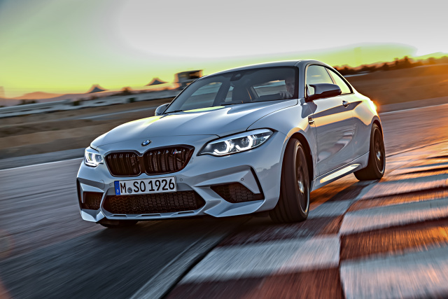 BMW M2 Competition
Standardowy wariant przyspiesza do 100 km/h w 4,4 s i osiąga prędkość maksymalną 250 km/h. Wersja ze zautomatyzowaną skrzynią potrzebuje na rozpędzenie się do 100 km/h 4,2 s.
Fot. BMW BMW M2 Competition
Standardowy wariant przyspiesza do 100 km/h w 4,4 s i osiąga prędkość maksymalną 250 km/h. Wersja ze zautomatyzowaną skrzynią potrzebuje na rozpędzenie się do 100 km/h 4,2 s.
Fot. BMW