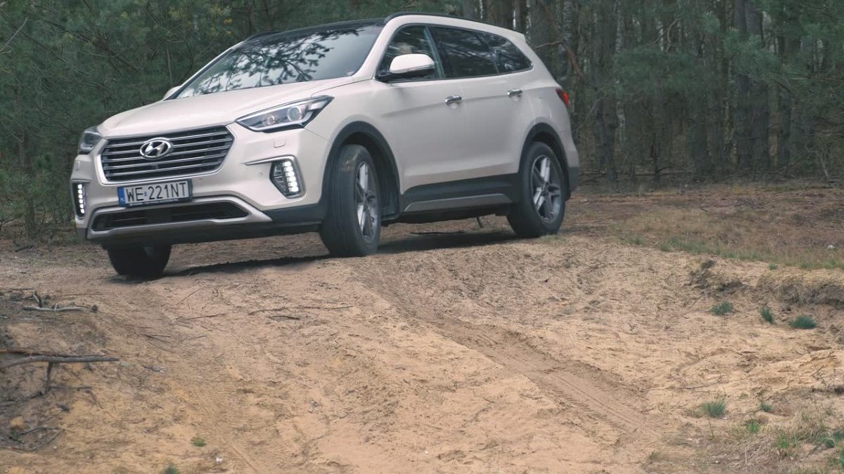 Hyundai Grand Santa Fe
Za napęd odpowiada czterocylindrowy turbodiesel o pojemności 2,2 litra dostarczający 200 KM mocy i 440 Nm momentu obrotowego. Auto zostało wyposażone w automatyczną skrzynię biegów i napęd na cztery koła.
Fot. Motofakty.pl Hyundai Grand Santa Fe
Za napęd odpowiada czterocylindrowy turbodiesel o pojemności 2,2 litra dostarczający 200 KM mocy i 440 Nm momentu obrotowego. Auto zostało wyposażone w automatyczną skrzynię biegów i napęd na cztery koła.
Fot. Motofakty.pl
