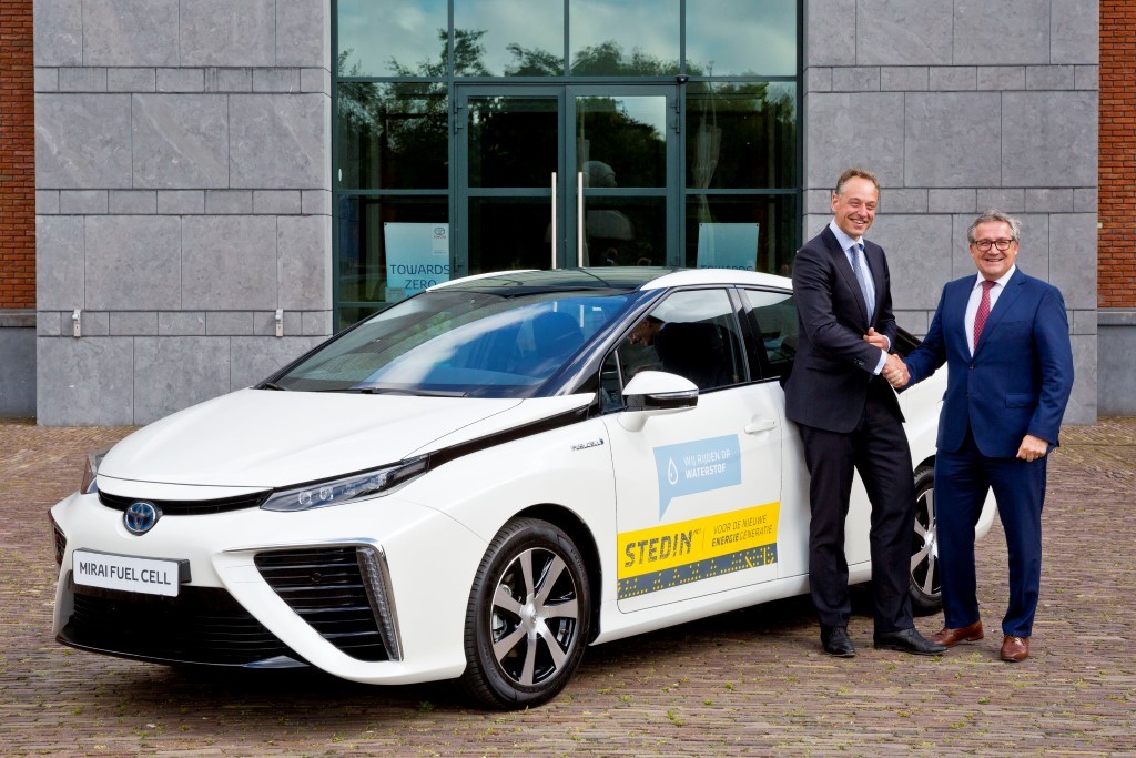Toyota Mirai
Samochód nie emituje żadnych niepożądanych substancji o zasięgu od 550 do 750 km, którego czas tankowania wynosi około trzech minut
Fot. Toyota Toyota Mirai
Samochód nie emituje żadnych niepożądanych substancji o zasięgu od 550 do 750 km, którego czas tankowania wynosi około trzech minut
Fot. Toyota