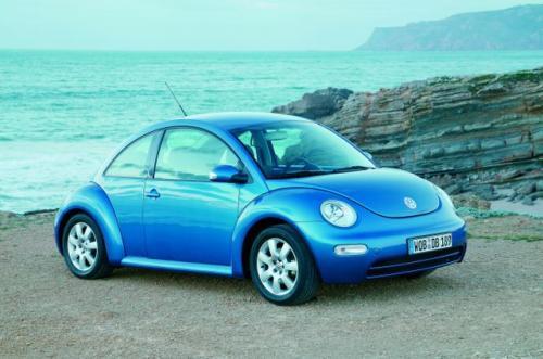 Fot. VW: VW New Beetle tylko wyglądem nawiązuje do słynnego Garbusa. W New Beetle silnik umieszczony jest z przodu i napędza przednie koła. Fot. VW: VW New Beetle tylko wyglądem nawiązuje do słynnego Garbusa. W New Beetle silnik umieszczony jest z przodu i napędza przednie koła.
