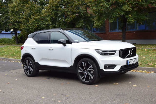 To już nasze kolejne spotkanie z Volvo XC40. Tym razem jeździliśmy hybrydą typu Plug-in z dwoma silnikami: 3-cylindrowym silnikiem benzynowym 1.5 o mocy 180 KM i jednostką elektryczną o mocy 82KM. Moment obrotowy silnika spalinowego wynosi 265Nm, natomiast silnika elektrycznego 160 Nm. Auto rozpędza się do 100km/h w 7,3 s. W prezentowanej wersji R-Design kosztuje od 238 800 zł.
Fot. Marcin Rejmer To już nasze kolejne spotkanie z Volvo XC40. Tym razem jeździliśmy hybrydą typu Plug-in z dwoma silnikami: 3-cylindrowym silnikiem benzynowym 1.5 o mocy 180 KM i jednostką elektryczną o mocy 82KM. Moment obrotowy silnika spalinowego wynosi 265Nm, natomiast silnika elektrycznego 160 Nm. Auto rozpędza się do 100km/h w 7,3 s. W prezentowanej wersji R-Design kosztuje od 238 800 zł.
Fot. Marcin Rejmer