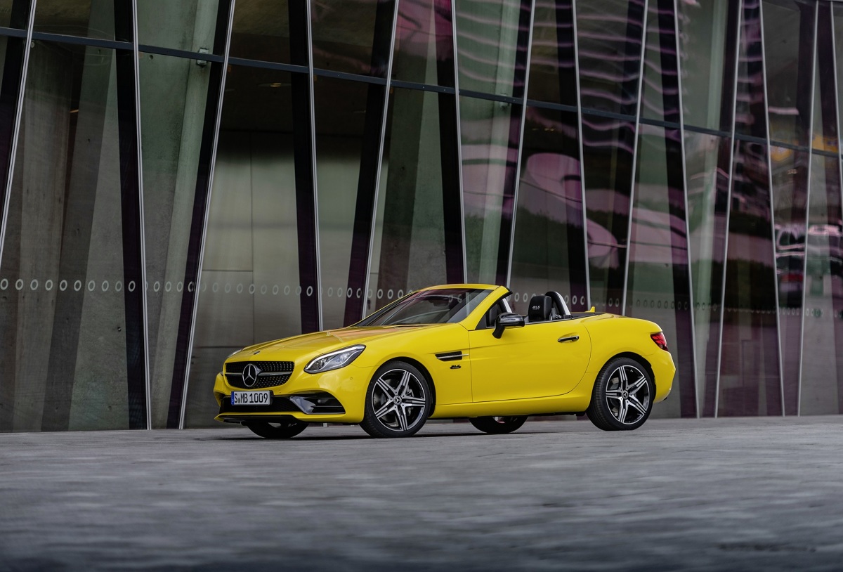 Mercedes-Benz SLC Final Edition
Kiedy SLK debiutował jako seryjny model w 1996 roku, wzbudził prawdziwą sensację: oto Mercedes-Benz zbudował roadstera, który za sprawą sztywnego dachu typu „vario” redefiniował swój segment. Tak narodziła się nowa generacja samochodów z otwartym nadwoziem. Teraz Mercedes-Benz SLC, potomek SLK, debiutuje w specjalnej edycji Final Edition, która na wspomnienie tamtej premiery jest oferowana w ekskluzywnym, „słonecznie żółtym” kolorze.
Fot. Mercedes-Benz Mercedes-Benz SLC Final Edition
Kiedy SLK debiutował jako seryjny model w 1996 roku, wzbudził prawdziwą sensację: oto Mercedes-Benz zbudował roadstera, który za sprawą sztywnego dachu typu „vario” redefiniował swój segment. Tak narodziła się nowa generacja samochodów z otwartym nadwoziem. Teraz Mercedes-Benz SLC, potomek SLK, debiutuje w specjalnej edycji Final Edition, która na wspomnienie tamtej premiery jest oferowana w ekskluzywnym, „słonecznie żółtym” kolorze.
Fot. Mercedes-Benz