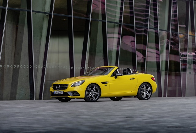 Mercedes-Benz SLC Final Edition
Kiedy SLK debiutował jako seryjny model w 1996 roku, wzbudził prawdziwą sensację: oto Mercedes-Benz zbudował roadstera, który za sprawą sztywnego dachu typu „vario” redefiniował swój segment. Tak narodziła się nowa generacja samochodów z otwartym nadwoziem. Teraz Mercedes-Benz SLC, potomek SLK, debiutuje w specjalnej edycji Final Edition, która na wspomnienie tamtej premiery jest oferowana w ekskluzywnym, „słonecznie żółtym” kolorze.
Fot. Mercedes-Benz Mercedes-Benz SLC Final Edition
Kiedy SLK debiutował jako seryjny model w 1996 roku, wzbudził prawdziwą sensację: oto Mercedes-Benz zbudował roadstera, który za sprawą sztywnego dachu typu „vario” redefiniował swój segment. Tak narodziła się nowa generacja samochodów z otwartym nadwoziem. Teraz Mercedes-Benz SLC, potomek SLK, debiutuje w specjalnej edycji Final Edition, która na wspomnienie tamtej premiery jest oferowana w ekskluzywnym, „słonecznie żółtym” kolorze.
Fot. Mercedes-Benz