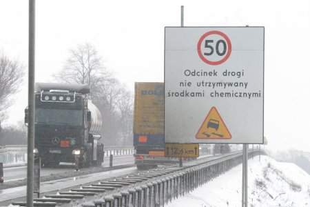 Fot. Piotr Krzyżanowski: Takie zaskakujące tablice można zobaczyć na dopiero co oddanej do użytku betonowej nitce A-4. Fot. Piotr Krzyżanowski: Takie zaskakujące tablice można zobaczyć na dopiero co oddanej do użytku betonowej nitce A-4.