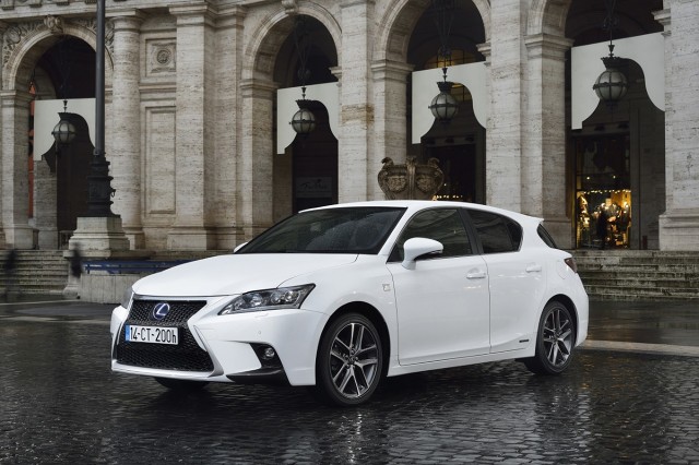 Aktualnie produkowany Lexus CT 200h po niedawnym faceliftingu robi wrażenie dzięki zaktualizowanej stylistyce z charakterystyczną atrapą chłodnicy w kształcie klepsydry i (opcjonalnym) przejrzystym dachem, jednak już trwają prace nad zupełnie nową konstrukcją, która powinna trafić na rynek w roku 2017 / Fot. Lexus Aktualnie produkowany Lexus CT 200h po niedawnym faceliftingu robi wrażenie dzięki zaktualizowanej stylistyce z charakterystyczną atrapą chłodnicy w kształcie klepsydry i (opcjonalnym) przejrzystym dachem, jednak już trwają prace nad zupełnie nową konstrukcją, która powinna trafić na rynek w roku 2017 / Fot. Lexus