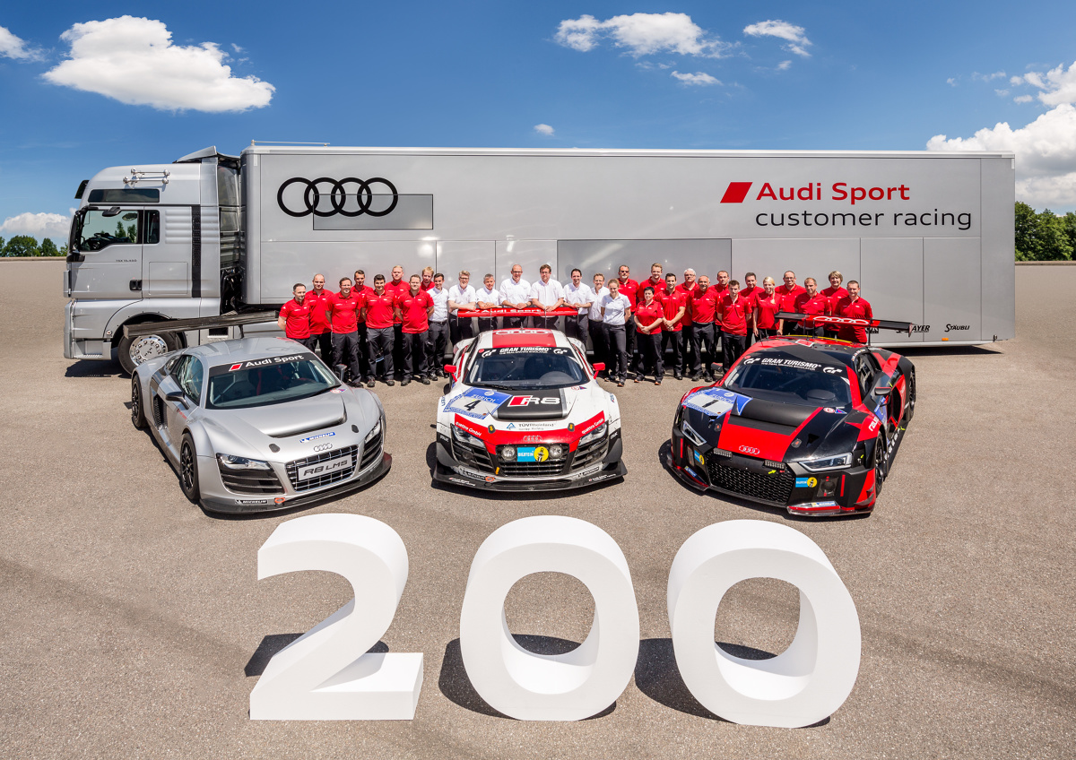 Audi R8 LMS
Podwozie modelu Audi R8 LMS powstaje w zakładzie „Böllinger Höfe” na tych samych liniach produkcyjnych, co seryjny model Audi R8. Pomiędzy obydwoma samochodami sportowymi istnieje z resztą ścisłe pokrewieństwo. Samochód wyścigowy wykorzystuje 50 procent części i podzespołów modelu seryjnego, w tym prawie niezmieniony silnik V10 FSI.
Fot. Audi Audi R8 LMS
Podwozie modelu Audi R8 LMS powstaje w zakładzie „Böllinger Höfe” na tych samych liniach produkcyjnych, co seryjny model Audi R8. Pomiędzy obydwoma samochodami sportowymi istnieje z resztą ścisłe pokrewieństwo. Samochód wyścigowy wykorzystuje 50 procent części i podzespołów modelu seryjnego, w tym prawie niezmieniony silnik V10 FSI.
Fot. Audi