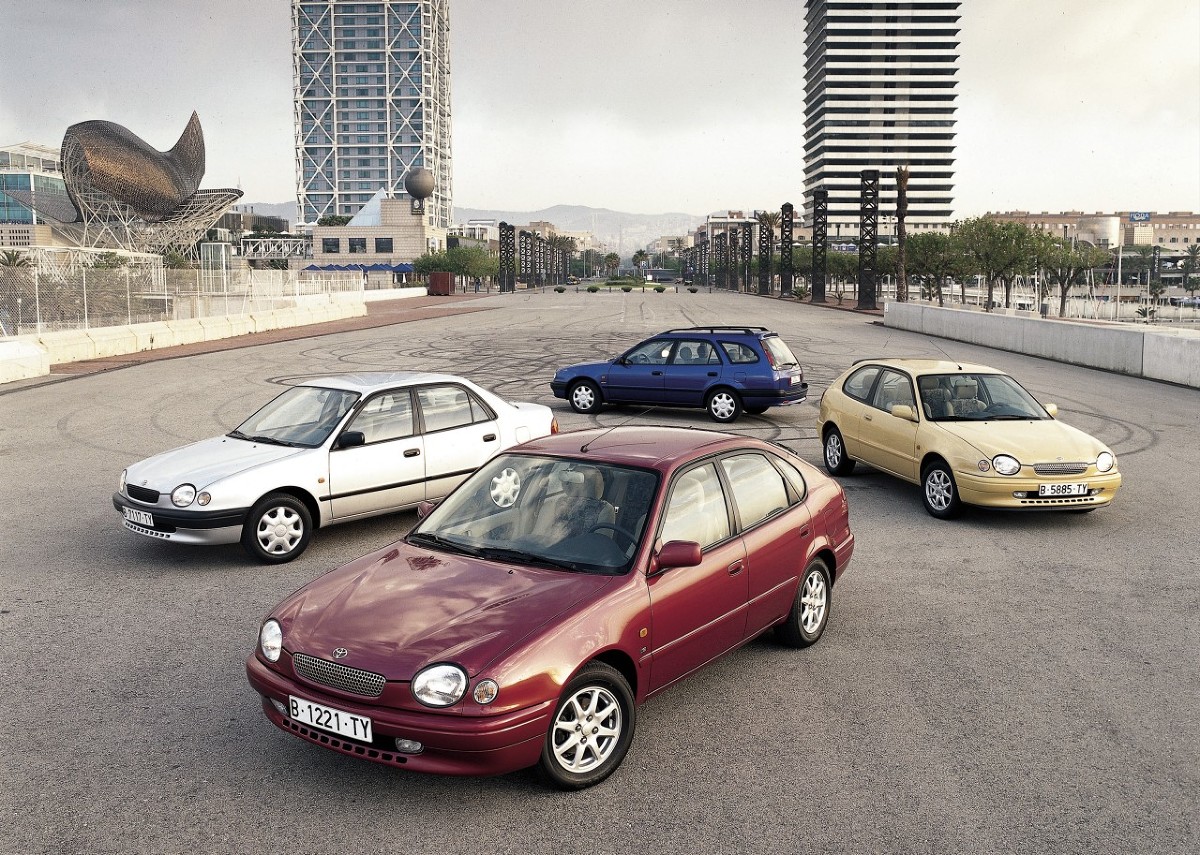 Toyota Corolla jest najlepiej sprzedającym się samochodem wszechczasów od 1974 roku. Auto zadebiutowało w 1966 roku – w tym roku obchodzi pięćdziesięciolecie. W ciągu pięciu dekad pojawiło się 11 generacji, a łączna sprzedaż modelu przekroczyła 40 milionów samochodów. W 2015 roku sprzedaż japońskiego kompaktu wyniosła ponad 1,3 mln egzemplarzy, po raz kolejny zajmując niezagrożone pierwsze miejsce / Fot. Toyota Toyota Corolla jest najlepiej sprzedającym się samochodem wszechczasów od 1974 roku. Auto zadebiutowało w 1966 roku – w tym roku obchodzi pięćdziesięciolecie. W ciągu pięciu dekad pojawiło się 11 generacji, a łączna sprzedaż modelu przekroczyła 40 milionów samochodów. W 2015 roku sprzedaż japońskiego kompaktu wyniosła ponad 1,3 mln egzemplarzy, po raz kolejny zajmując niezagrożone pierwsze miejsce / Fot. Toyota