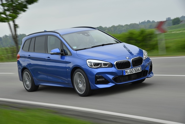 Zatwardziali fani BMW na jego widok odwracają głowę. Ci bardziej postępowi, po prostu poszli do salonów i kupili sobie pierwszego minivana w historii bawarskiej marki. W Motofaktach postaramy się odpowiedzieć na pytanie, jakie jest BMW serii 2 Active/Gran Tourer i czy warto je rozważyć na rynku wtórnym?
Fot. BMW Zatwardziali fani BMW na jego widok odwracają głowę. Ci bardziej postępowi, po prostu poszli do salonów i kupili sobie pierwszego minivana w historii bawarskiej marki. W Motofaktach postaramy się odpowiedzieć na pytanie, jakie jest BMW serii 2 Active/Gran Tourer i czy warto je rozważyć na rynku wtórnym?
Fot. BMW