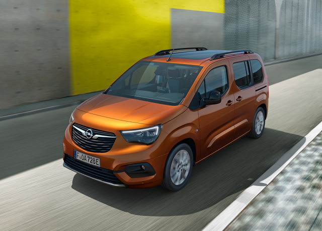 Opel Combo‑e Life.
Opel wprowadza nowe Combo‑e Life z zasilaniem akumulatorowym! W pełni elektryczny kombivan niemieckiego producenta będzie oferowany z jednymi lub dwoma bocznymi drzwiami przesuwanymi, w wersji standardowej lub XL o długości odpowiednio 4,4 lub 4,75 m, z pięcio- lub siedmiomiejscowym przedziałem pasażerskim.
Nowy Combo‑e Life pojawi się u dealerów jesienią tego roku.
Fot. Opel Opel Combo‑e Life.
Opel wprowadza nowe Combo‑e Life z zasilaniem akumulatorowym! W pełni elektryczny kombivan niemieckiego producenta będzie oferowany z jednymi lub dwoma bocznymi drzwiami przesuwanymi, w wersji standardowej lub XL o długości odpowiednio 4,4 lub 4,75 m, z pięcio- lub siedmiomiejscowym przedziałem pasażerskim.
Nowy Combo‑e Life pojawi się u dealerów jesienią tego roku.
Fot. Opel