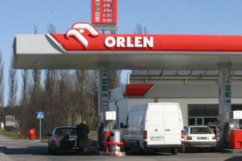 Fot. Robert Kwiatek: Do końca 2008 roku Polska musi zwiększyć obowiązkowe zapasy paliw z obecnych ok. 60 dni do 90 dni. Czy koszty przechowywania zostaną wliczone w cenę detaliczną paliw? Fot. Robert Kwiatek: Do końca 2008 roku Polska musi zwiększyć obowiązkowe zapasy paliw z obecnych ok. 60 dni do 90 dni. Czy koszty przechowywania zostaną wliczone w cenę detaliczną paliw?