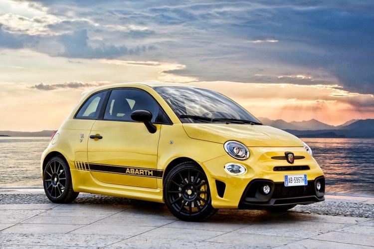 Abarth 595
Silnik 1.4 T-Jet w odmianie 595 dostarcza 145 KM oraz 216 Nm. To o 5 KM więcej. Taki sam przyrost mocy otrzymała także wersja Turismo 165 KM i 230 Nm. Nic natomiast nie zmieniło się w topowym wariancie 595 Competizione, który nadal generuje 180 KM.
Fot. Abarth Abarth 595
Silnik 1.4 T-Jet w odmianie 595 dostarcza 145 KM oraz 216 Nm. To o 5 KM więcej. Taki sam przyrost mocy otrzymała także wersja Turismo 165 KM i 230 Nm. Nic natomiast nie zmieniło się w topowym wariancie 595 Competizione, który nadal generuje 180 KM.
Fot. Abarth